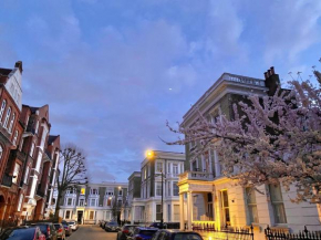 Modern flat & balcony in historic West Kensington